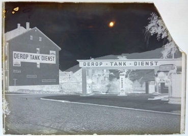 Derop Tankdienst 1930 two Gasstation-Glasnegatives (6765)